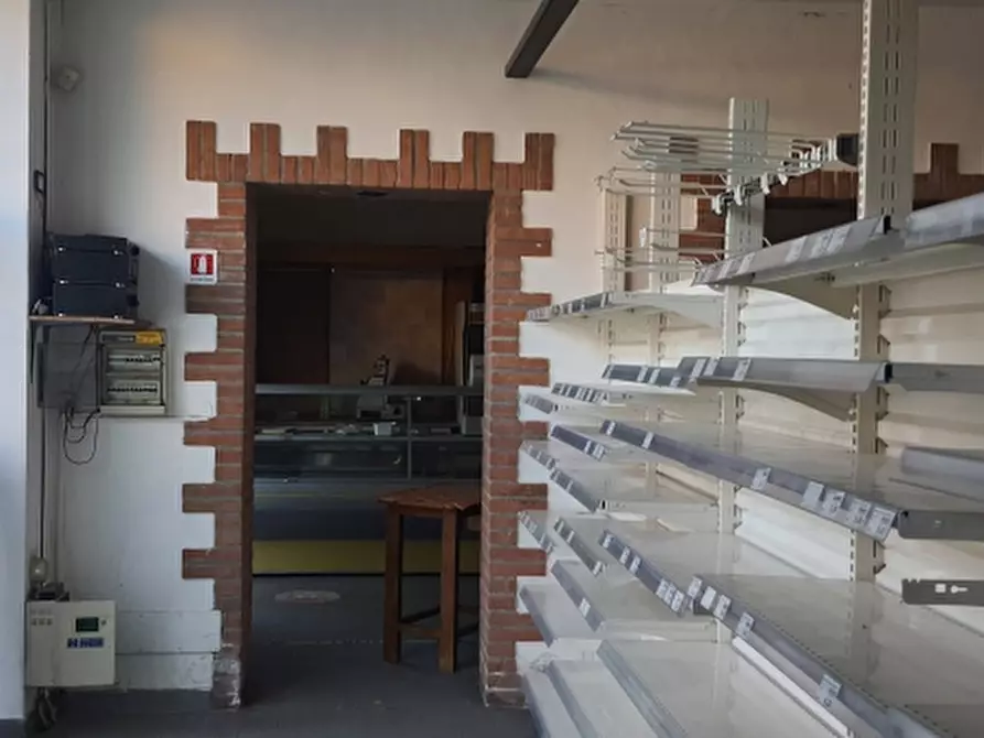 Immagine 6 di Locale commerciale in vendita  in strada cenerente a Perugia