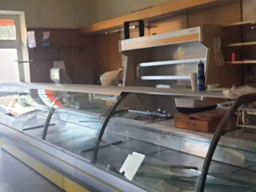 Immagine 9 di Locale commerciale in vendita  in strada cenerente a Perugia