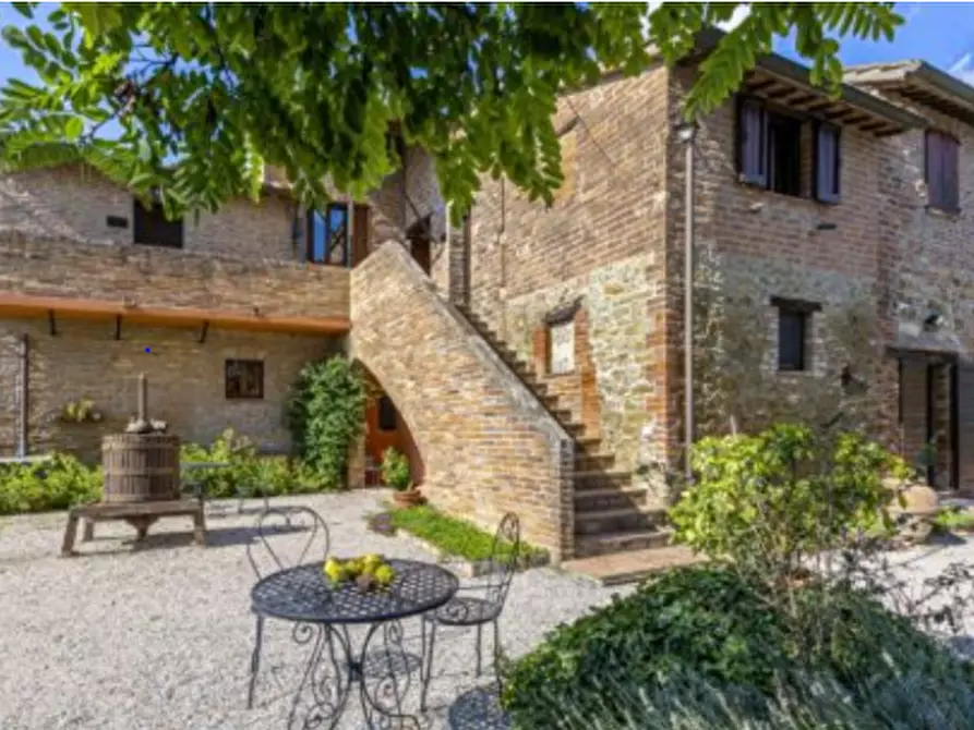 Immagine 1 di Agriturismo in vendita  in VIALE TRASIMENO a Perugia