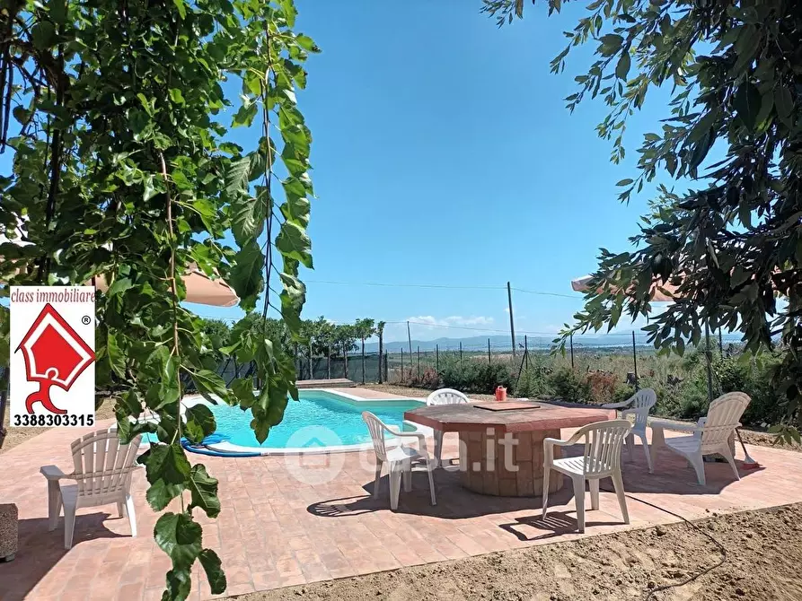 Immagine 1 di Villa in vendita  a Castiglione Del Lago
