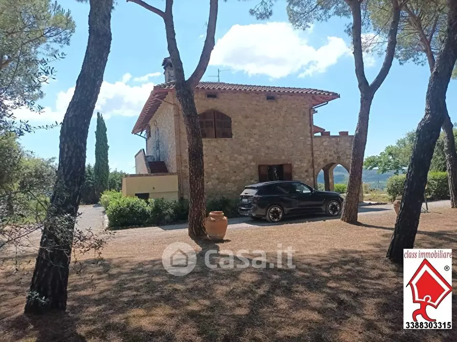 Immagine 2 di Villa in vendita  a Castiglione Del Lago