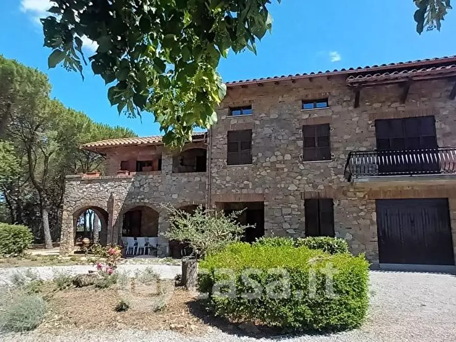Immagine 3 di Villa in vendita  a Castiglione Del Lago