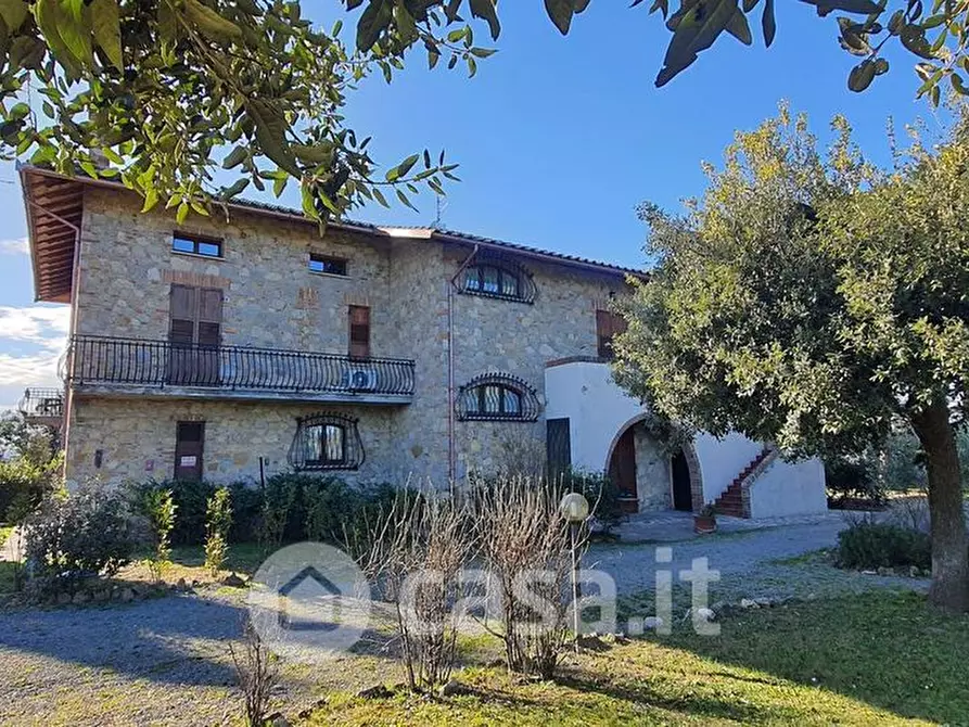 Immagine 6 di Villa in vendita  a Castiglione Del Lago