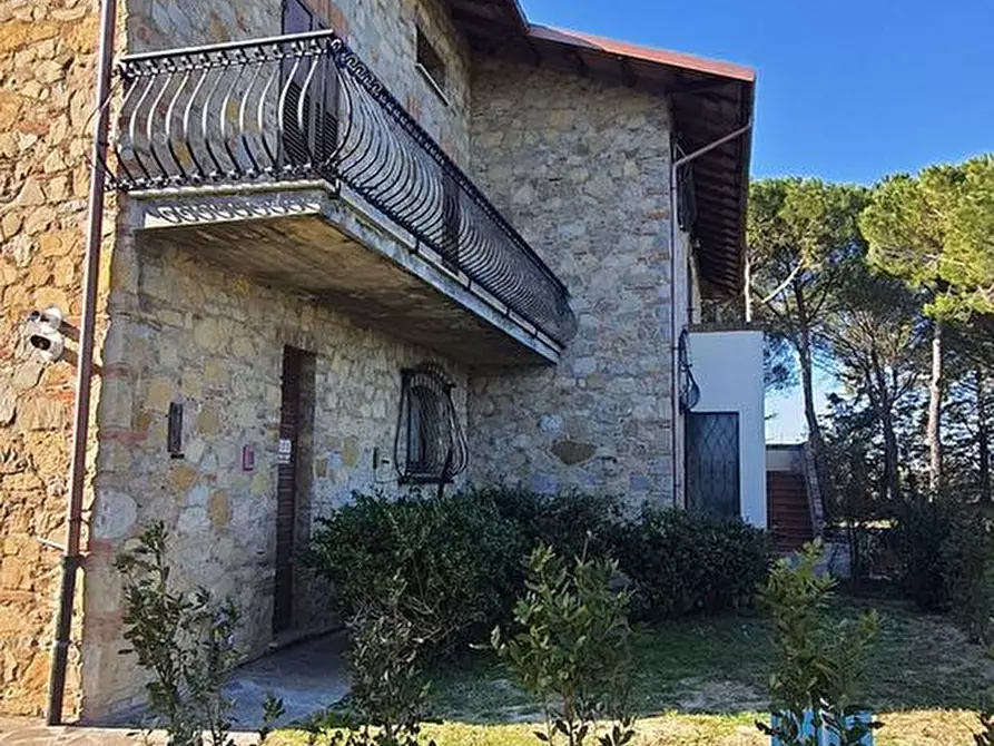 Immagine 8 di Villa in vendita  a Castiglione Del Lago
