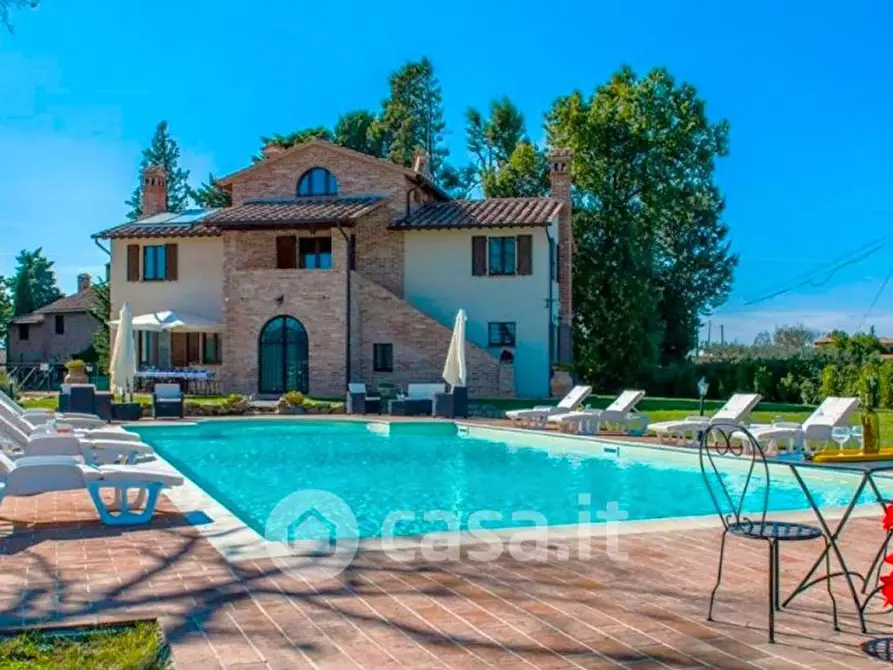 Immagine 2 di Villa in vendita  a Castiglione Del Lago