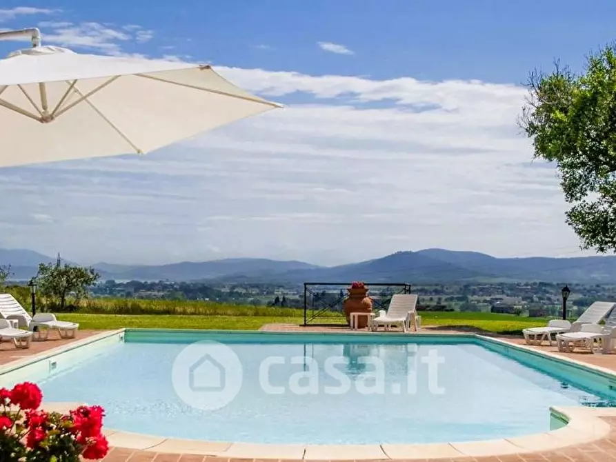 Immagine 8 di Villa in vendita  a Castiglione Del Lago