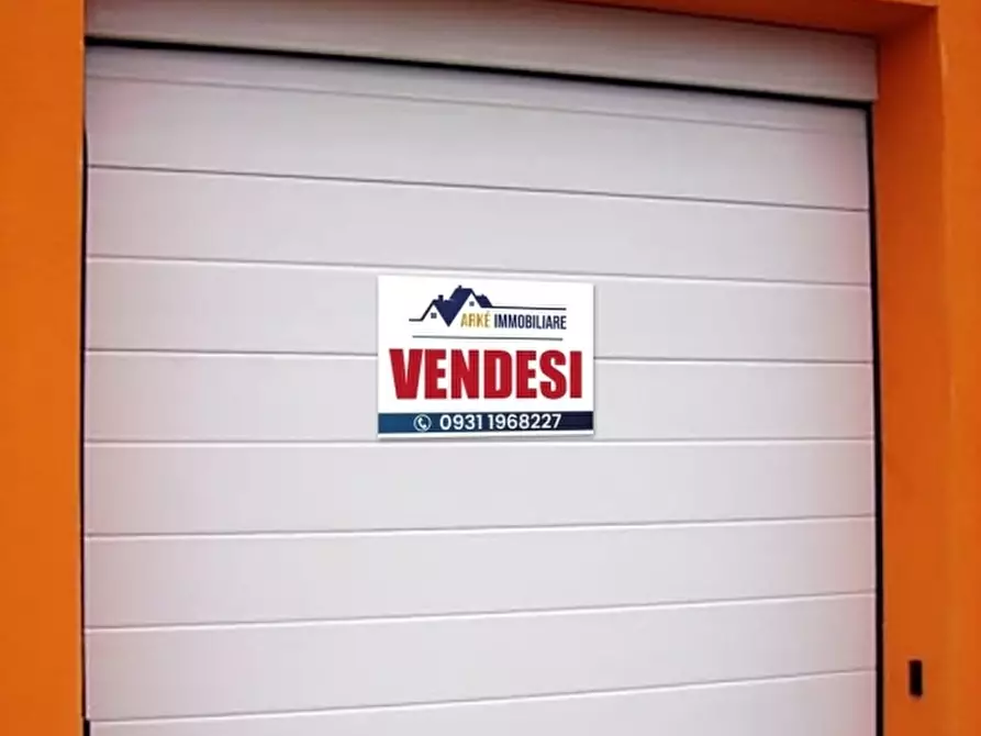 Immagine 1 di Garage in vendita  a Floridia