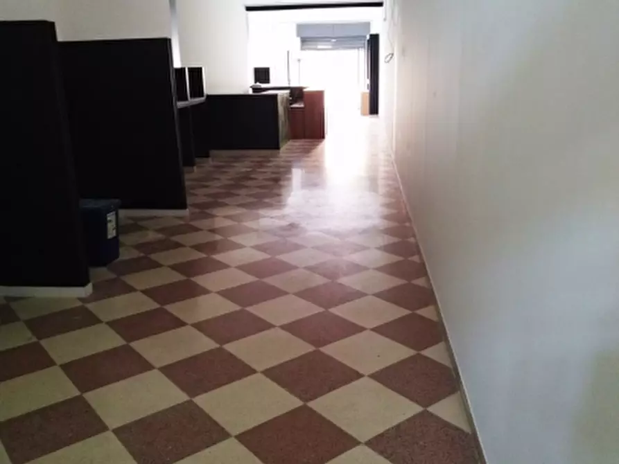 Immagine 3 di Locale commerciale in vendita  a Floridia