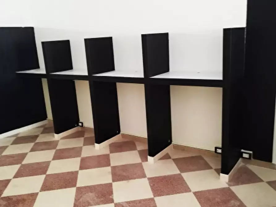 Immagine 4 di Locale commerciale in vendita  a Floridia