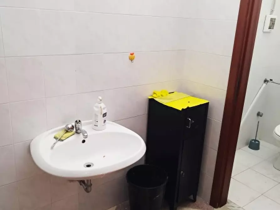 Immagine 5 di Locale commerciale in vendita  a Floridia