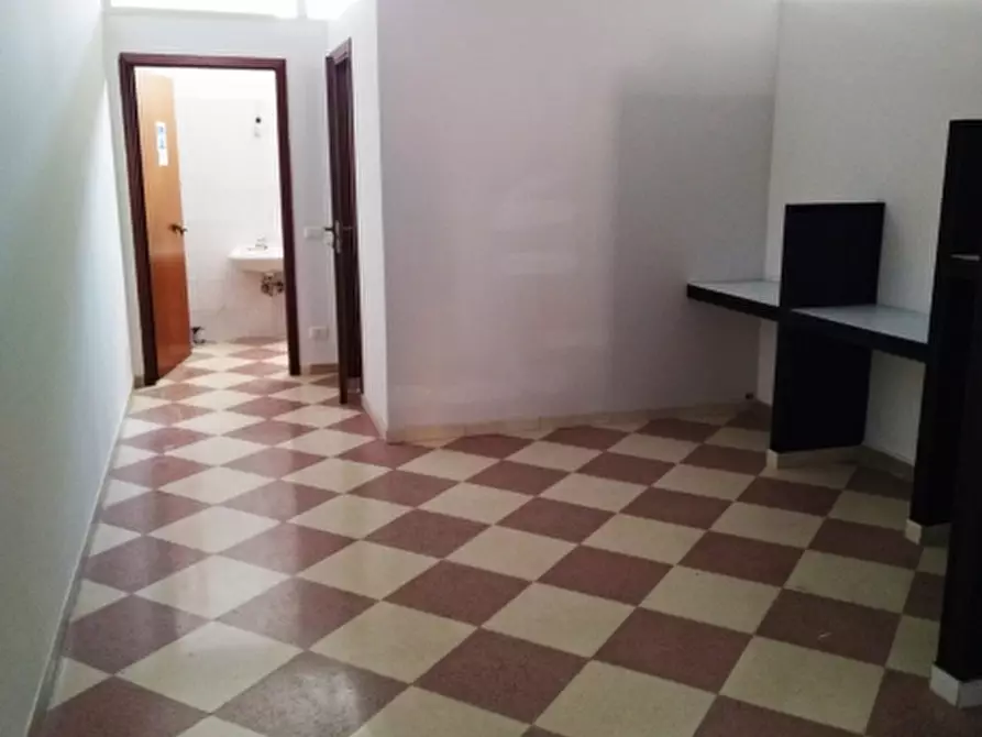Immagine 7 di Locale commerciale in vendita  a Floridia