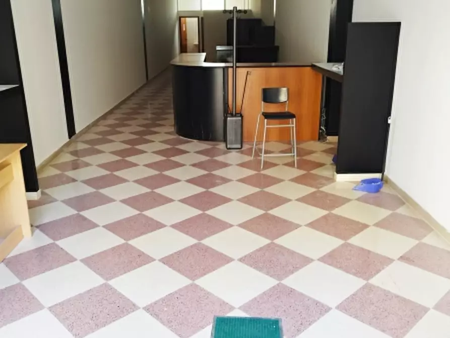 Immagine 9 di Locale commerciale in vendita  a Floridia