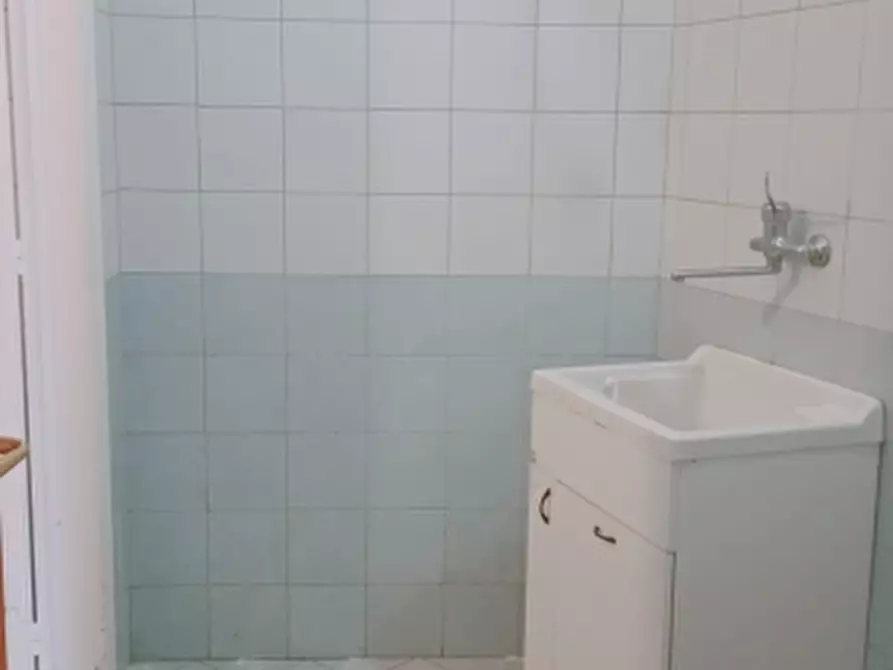 Immagine 9 di Locale commerciale in affitto  in Via Archimede a Floridia