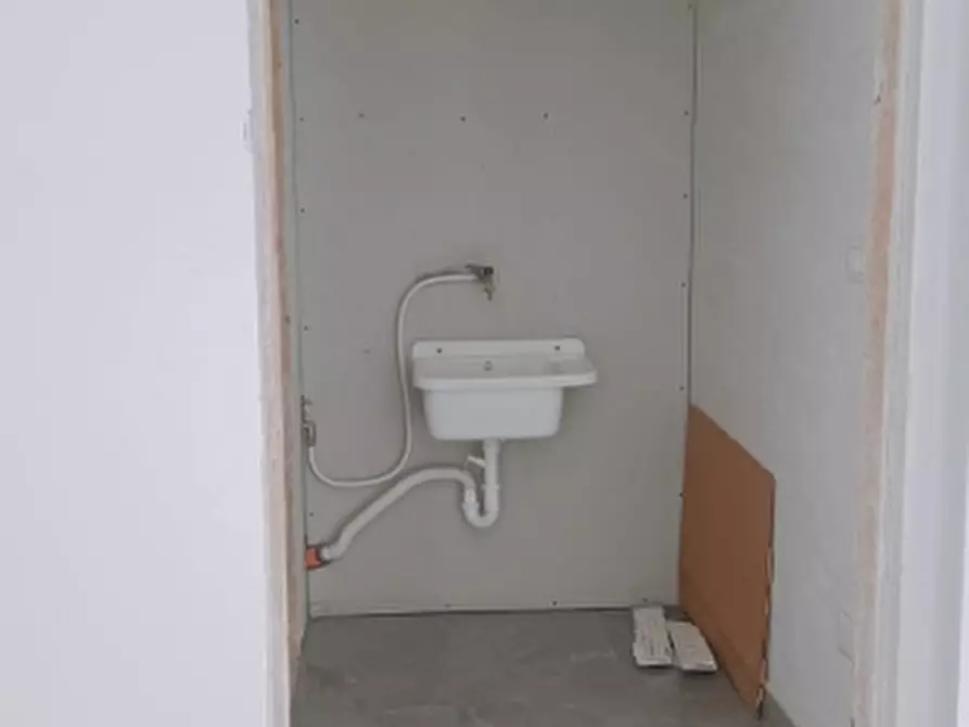 Immagine 4 di Locale commerciale in affitto  in Piazza Aldo Moro a Floridia