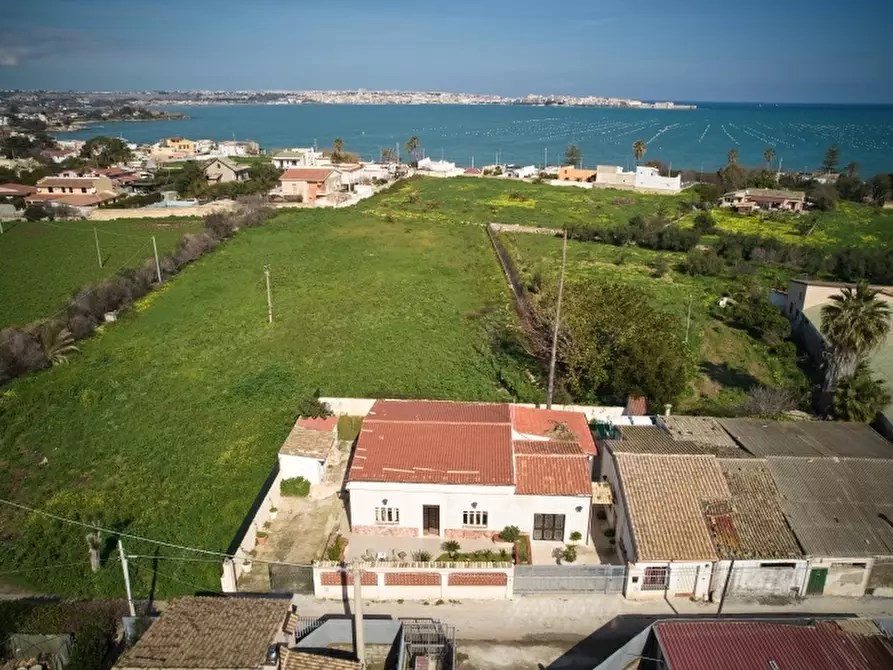 Immagine 3 di Villa in vendita  in Contrada Isola a Siracusa