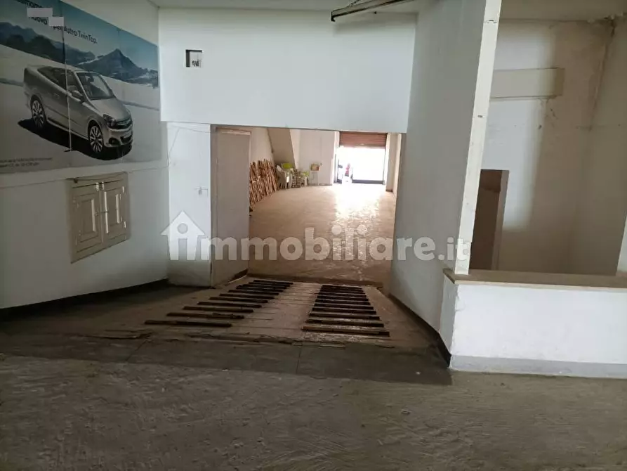 Immagine 10 di Showroom in vendita  a Floridia