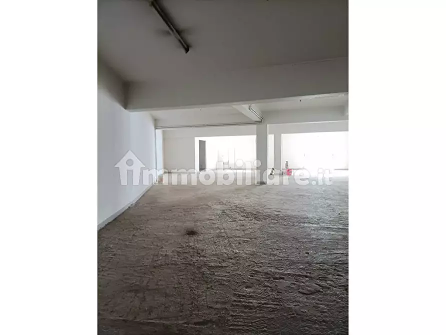 Immagine 11 di Showroom in vendita  a Floridia