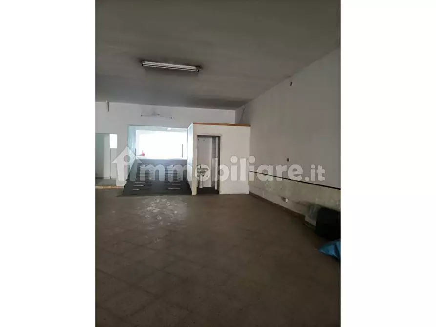 Immagine 12 di Showroom in vendita  a Floridia