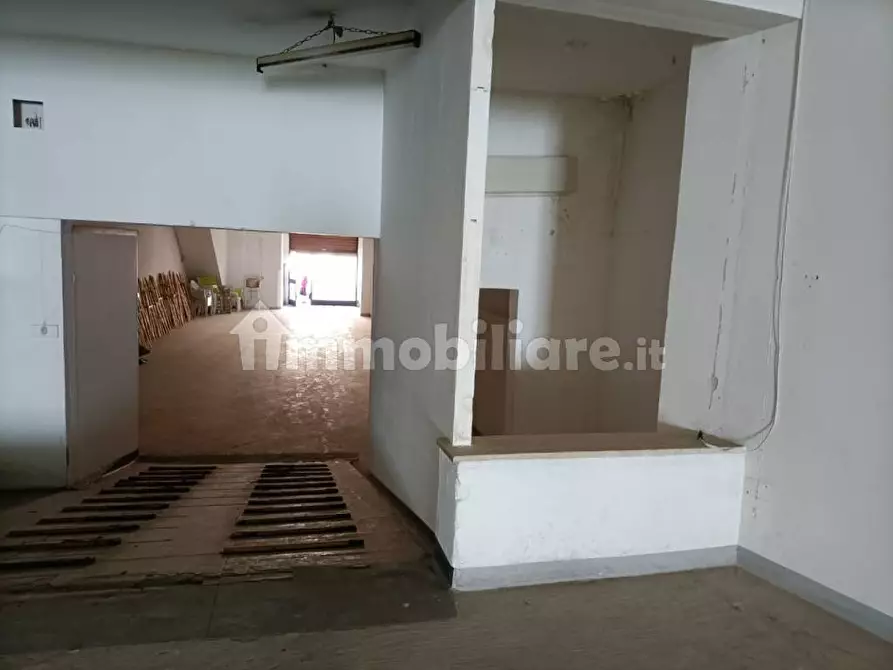 Immagine 9 di Showroom in vendita  a Floridia