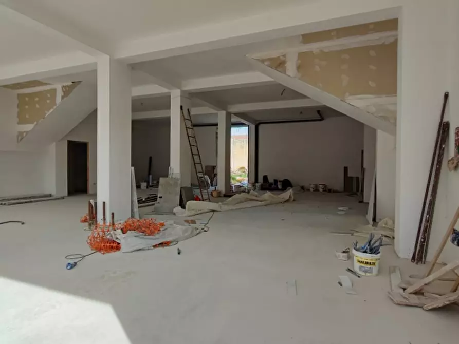 Immagine 6 di Showroom in vendita  in Via Bissolati a Solarino