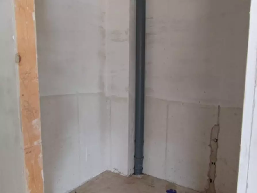 Immagine 11 di Showroom in vendita  in Via Bissolati a Solarino