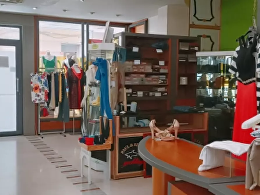 Immagine 4 di Negozio in affitto  in Via Ariosto angolo via Palestro a Floridia