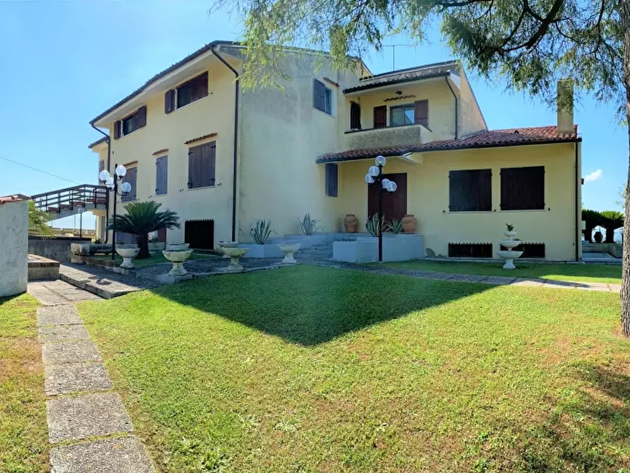 Immagine 40 di Villa in vendita  a Fano