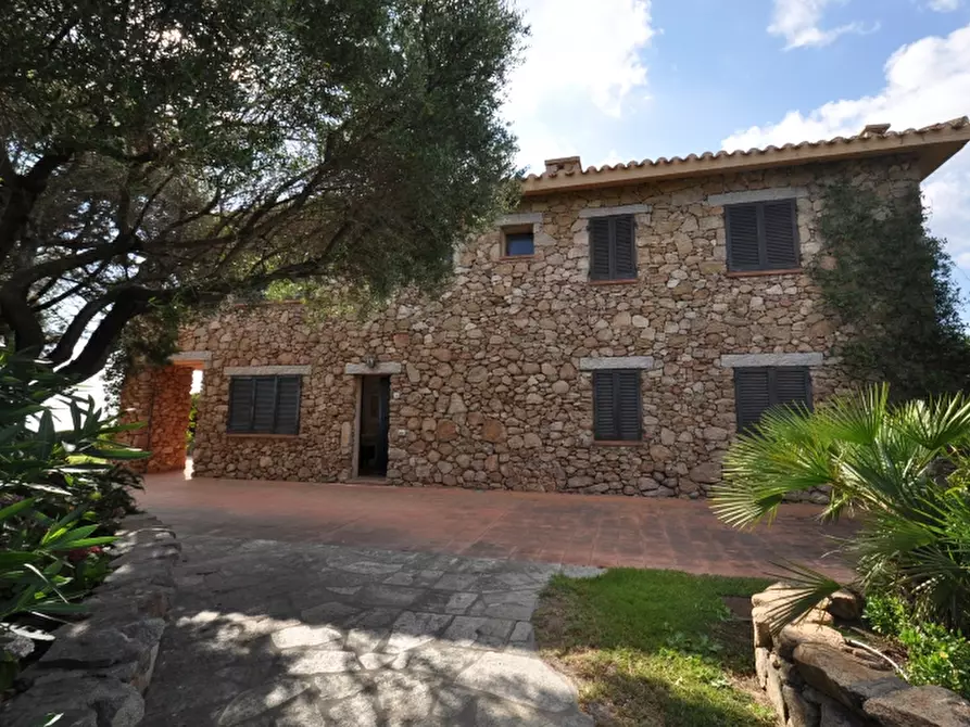 Immagine 1 di Villa in vendita  a Olbia