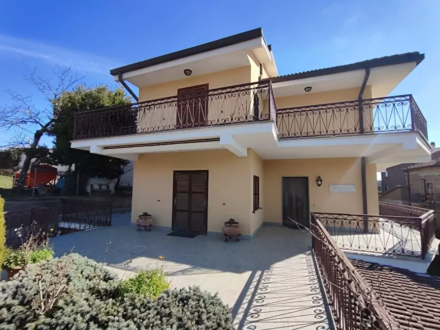 Immagine 1 di Villa in vendita  a Montefiascone