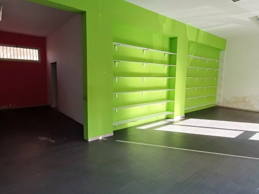 Immagine 2 di Locale commerciale in vendita  in via caserta a Erice