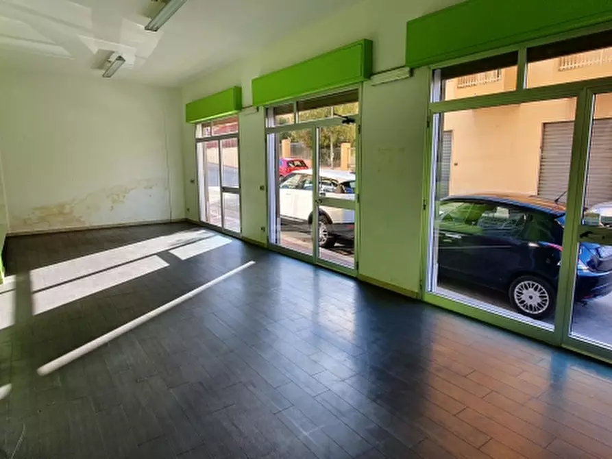 Immagine 11 di Locale commerciale in vendita  in via caserta a Erice