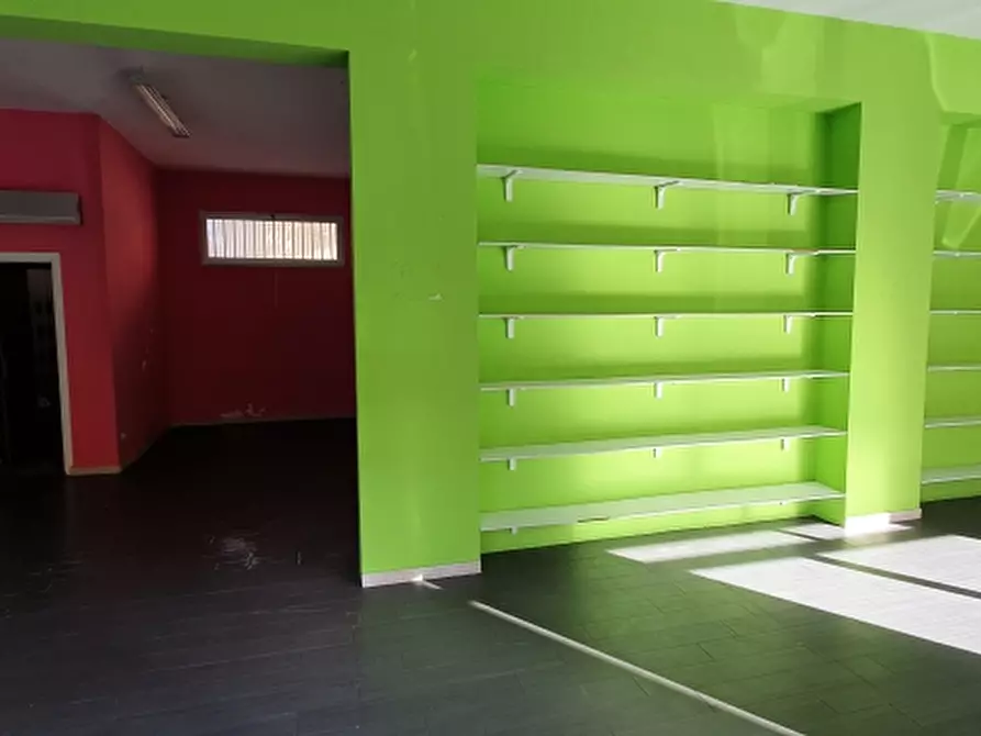 Immagine 12 di Locale commerciale in vendita  in via caserta a Erice