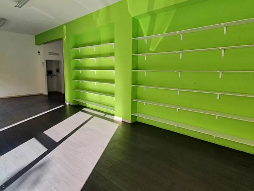 Immagine 13 di Locale commerciale in vendita  in via caserta a Erice