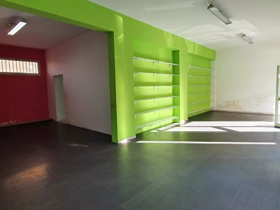 Immagine 15 di Locale commerciale in vendita  in via caserta a Erice