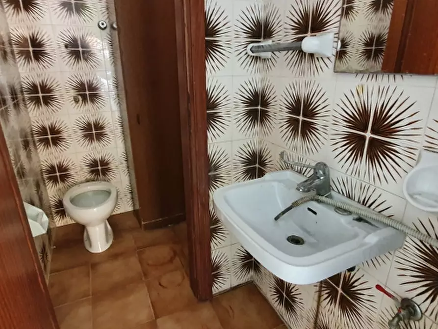 Immagine 16 di Locale commerciale in vendita  in via caserta a Erice