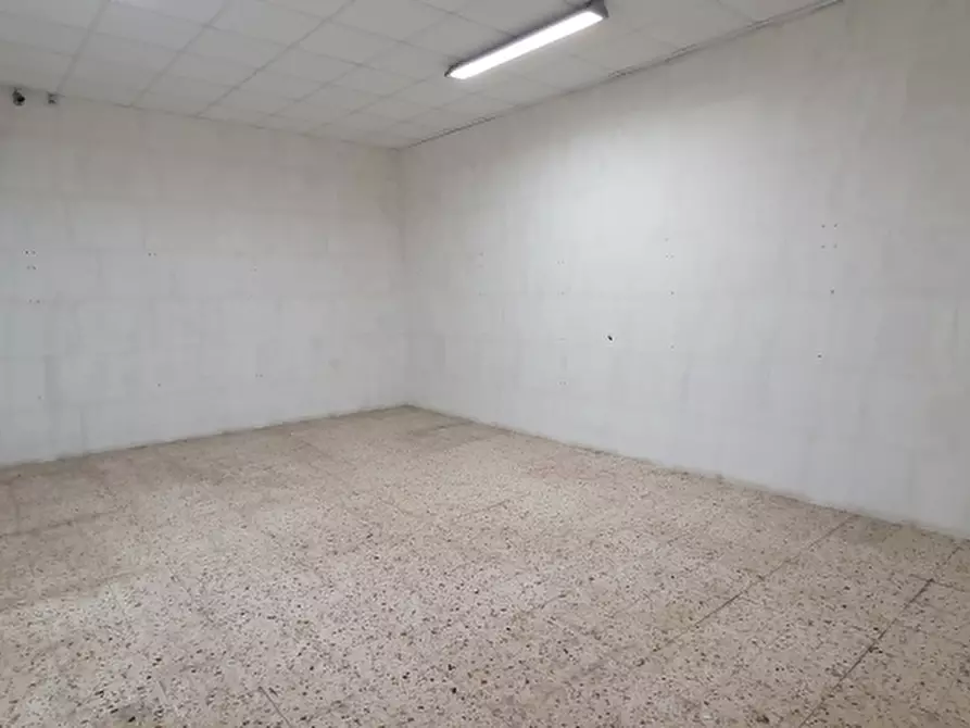 Immagine 18 di Locale commerciale in vendita  in via caserta a Erice