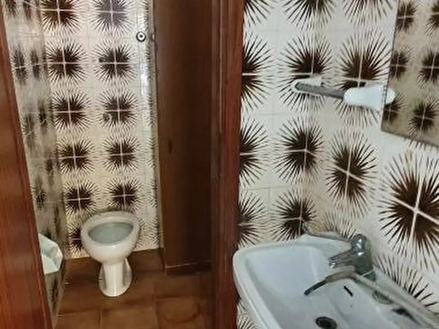 Immagine 19 di Locale commerciale in vendita  in via caserta a Erice