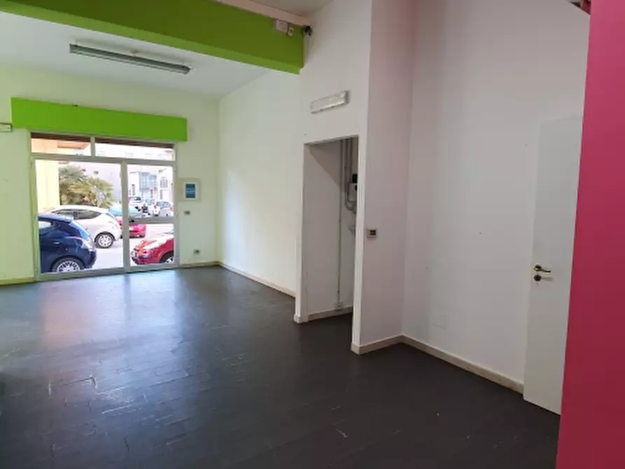 Immagine 4 di Locale commerciale in vendita  in via caserta a Erice