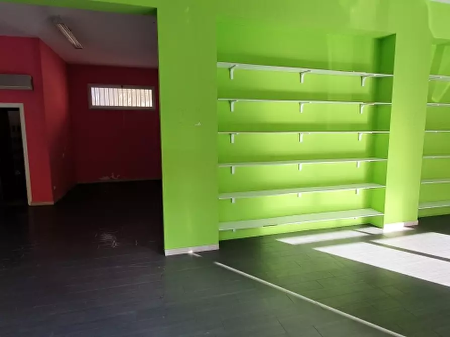 Immagine 6 di Locale commerciale in vendita  in via caserta a Erice