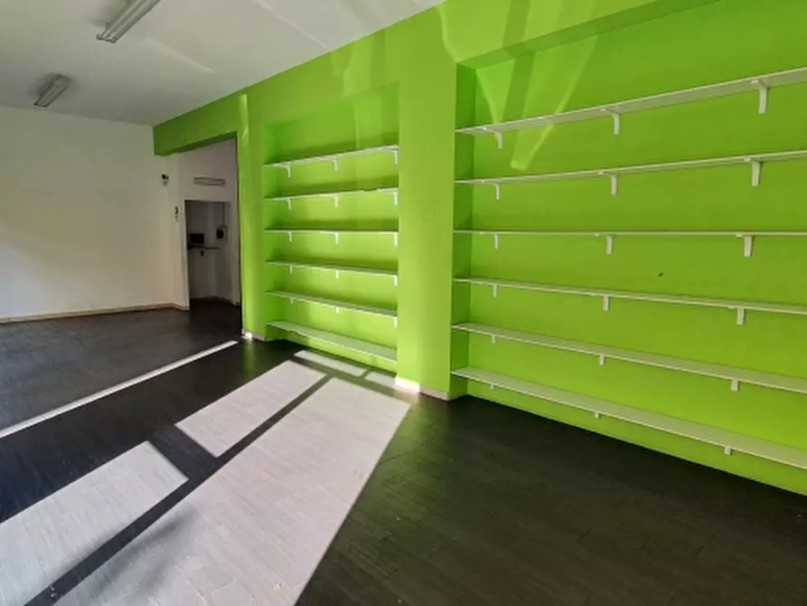 Immagine 8 di Locale commerciale in vendita  in via caserta a Erice