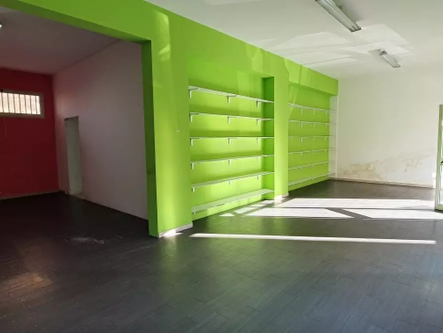 Immagine 9 di Locale commerciale in vendita  in via caserta a Erice