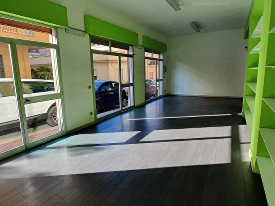 Immagine 10 di Locale commerciale in vendita  in via caserta a Erice