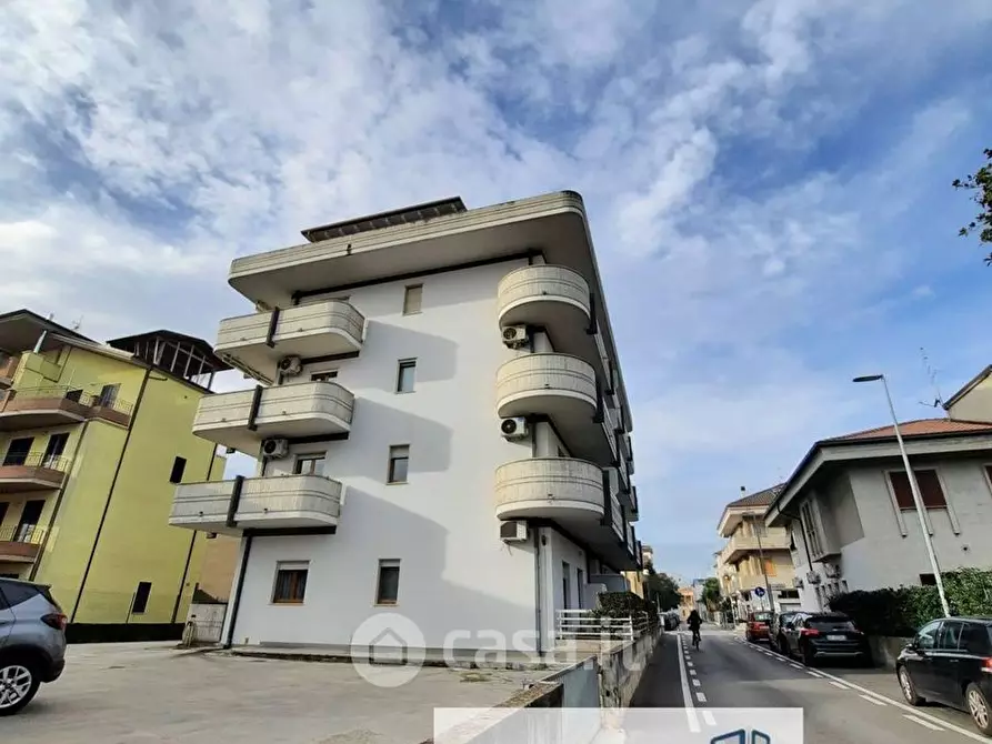 Immagine 1 di Appartamento in vendita  in Via Cavour 12 a Alba Adriatica
