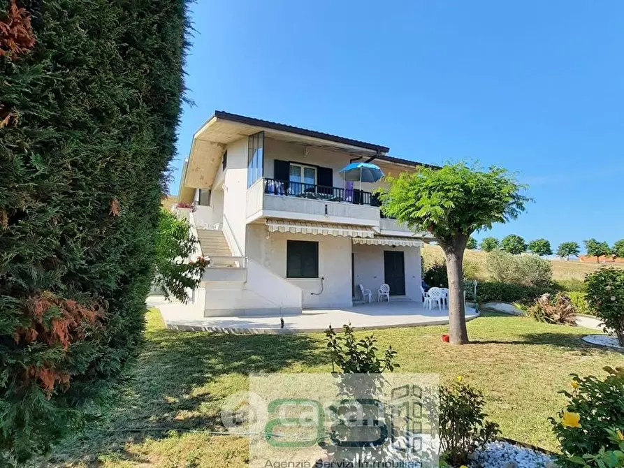 Immagine 1 di Villa in vendita  a Tortoreto