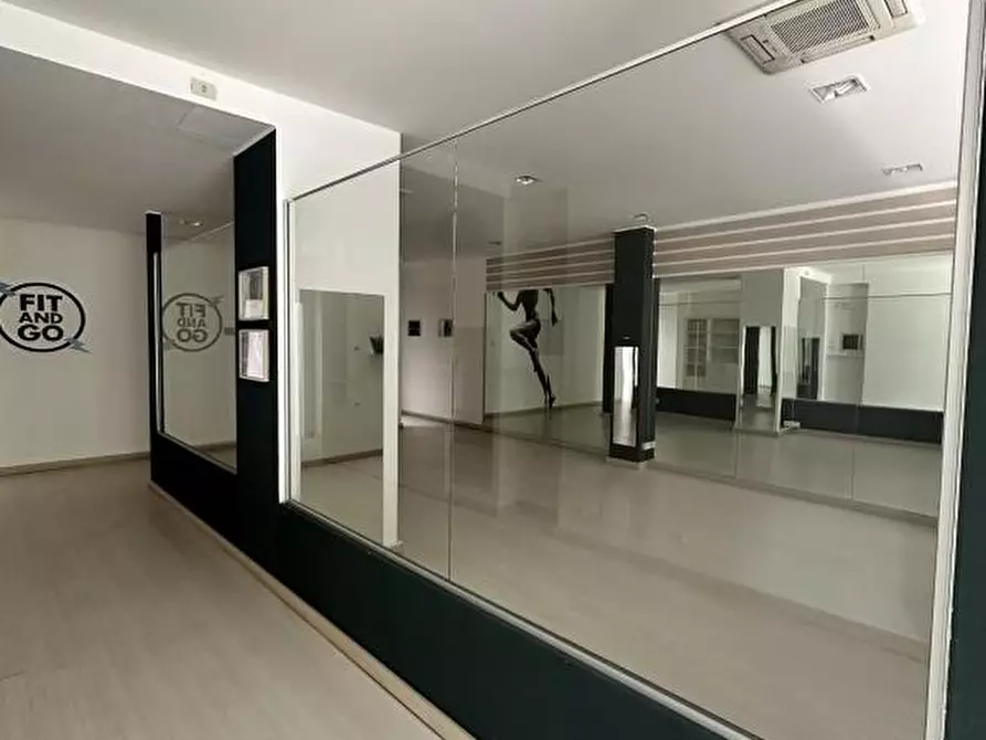 Immagine 1 di Negozio in affitto  in CORSO DEL POPOLO 139 a Venezia