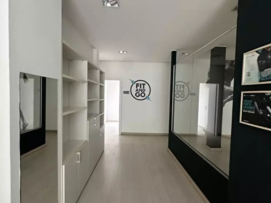 Immagine 6 di Negozio in affitto  in CORSO DEL POPOLO 139 a Venezia