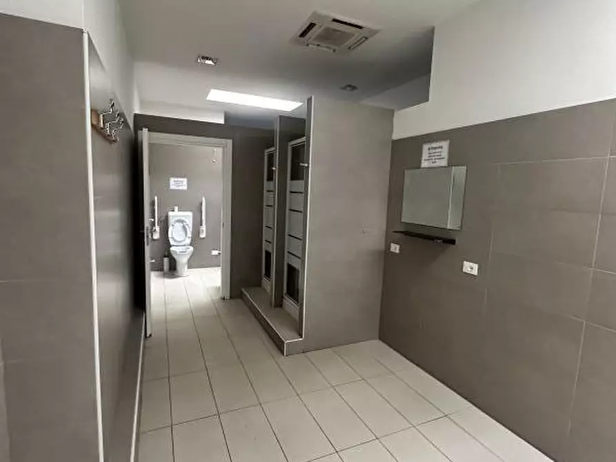 Immagine 8 di Negozio in affitto  in CORSO DEL POPOLO 139 a Venezia