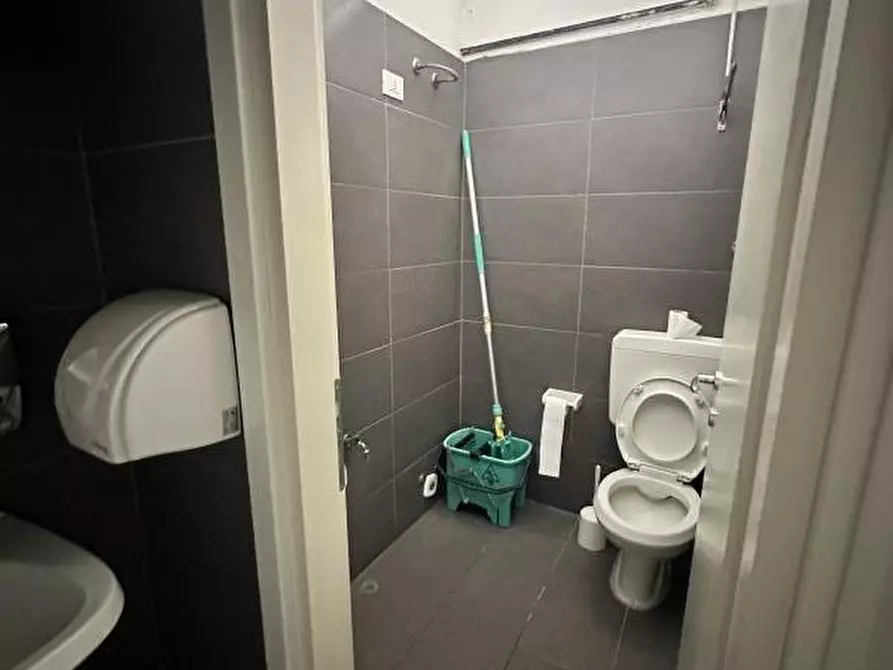 Immagine 10 di Negozio in affitto  in CORSO DEL POPOLO 139 a Venezia