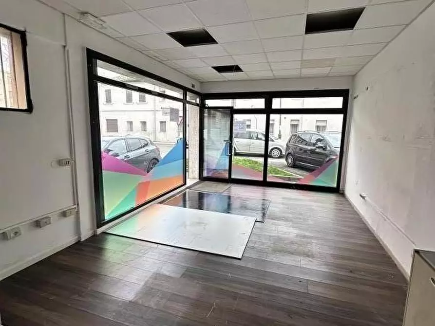 Immagine 3 di Negozio in vendita  in VIA VARRONE a Venezia