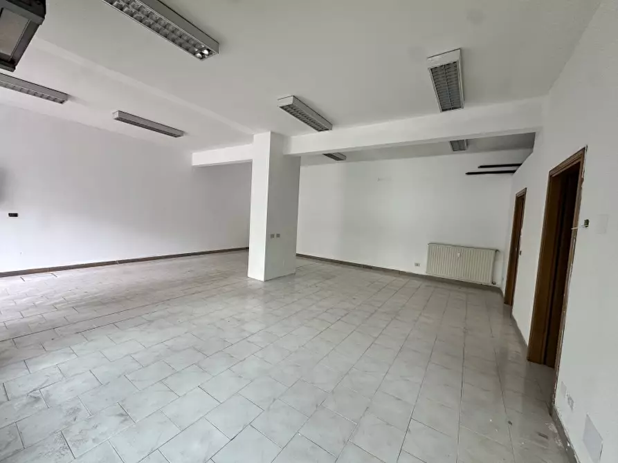 Immagine 3 di Negozio in vendita  in Piazza Mercato a Venezia